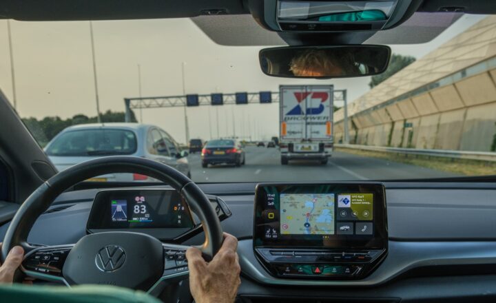Overzicht dashboard in de auto met rijtaakondersteunende systemen