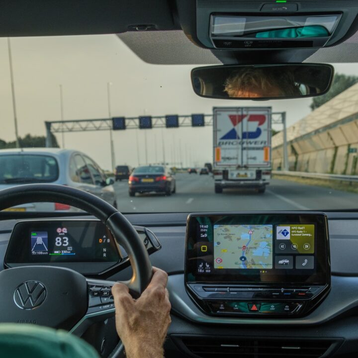 Overzicht dashboard in de auto met rijtaakondersteunende systemen