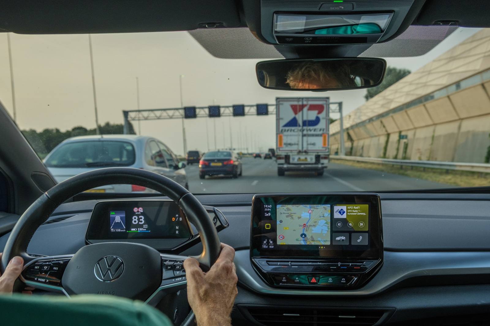 Overzicht dashboard in de auto met rijtaakondersteunende systemen