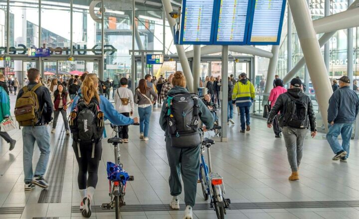 Treinstation met borden met dynamische reisinformatie