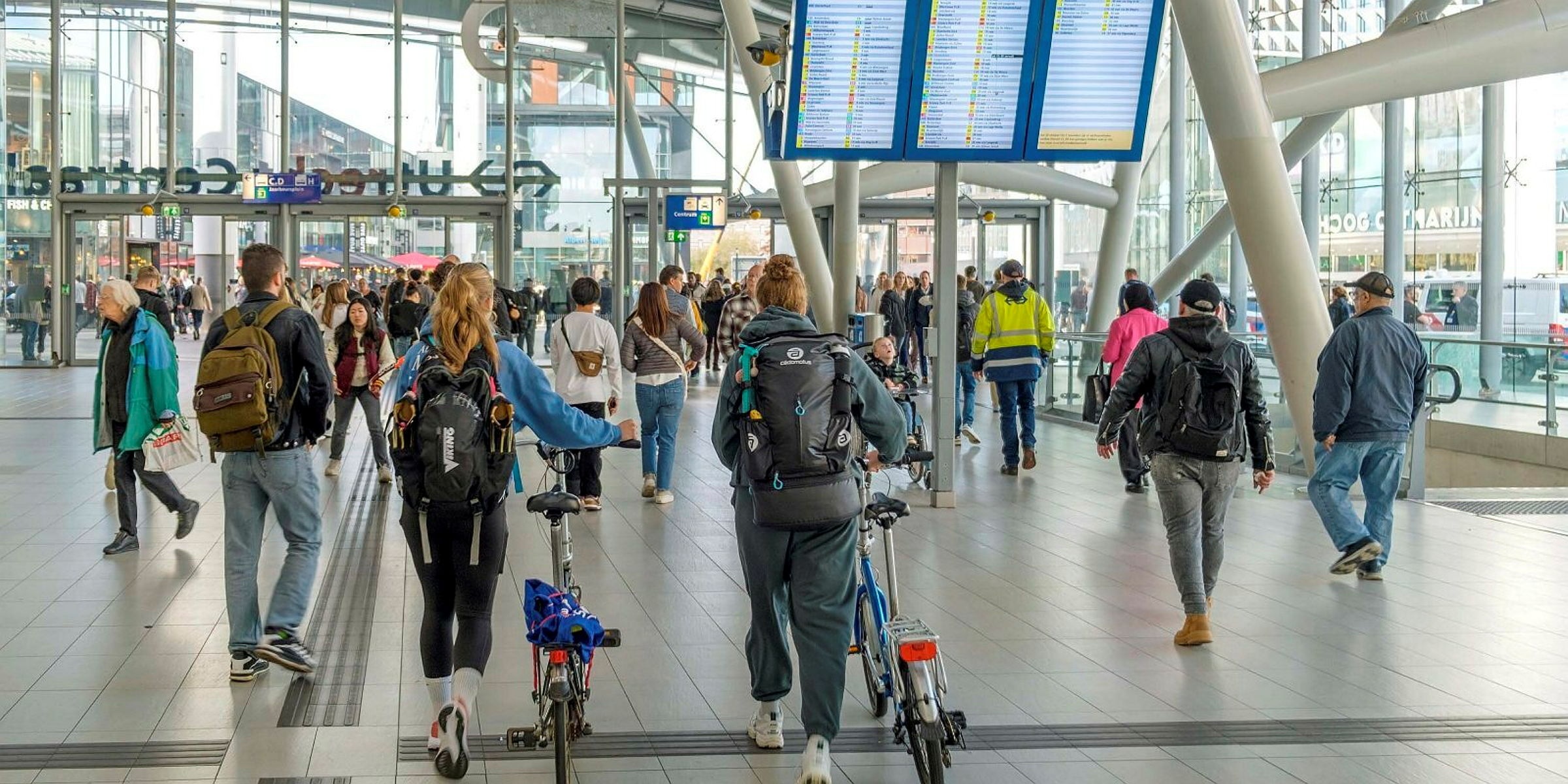 Treinstation met borden met dynamische reisinformatie